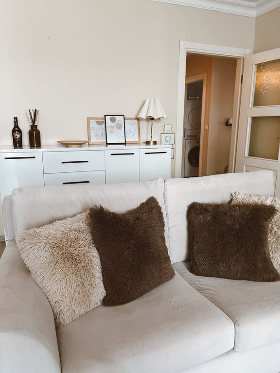 How to Create a Cosy and Inviting Living Room on a Budget